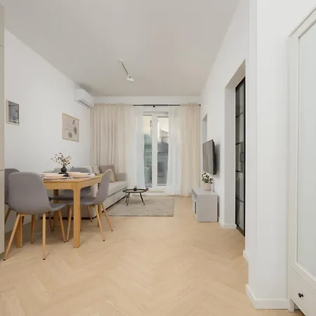 Wola With Parking In City Center By Renters Διαμέρισμα